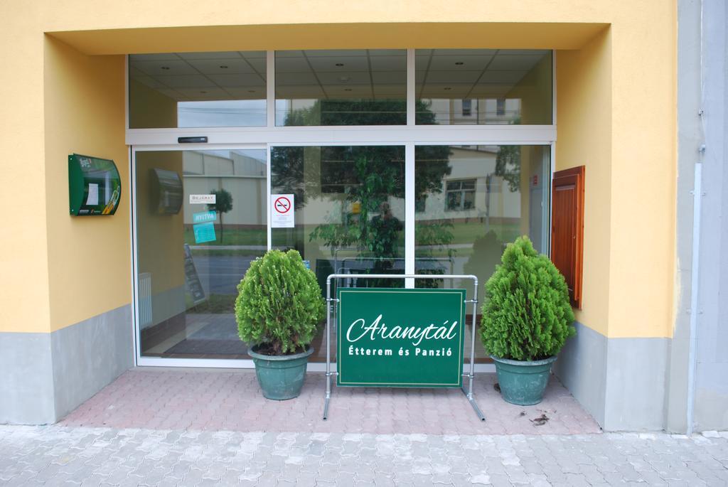 Aranytal Panzio Bed and Breakfast Komárom Eksteriør billede