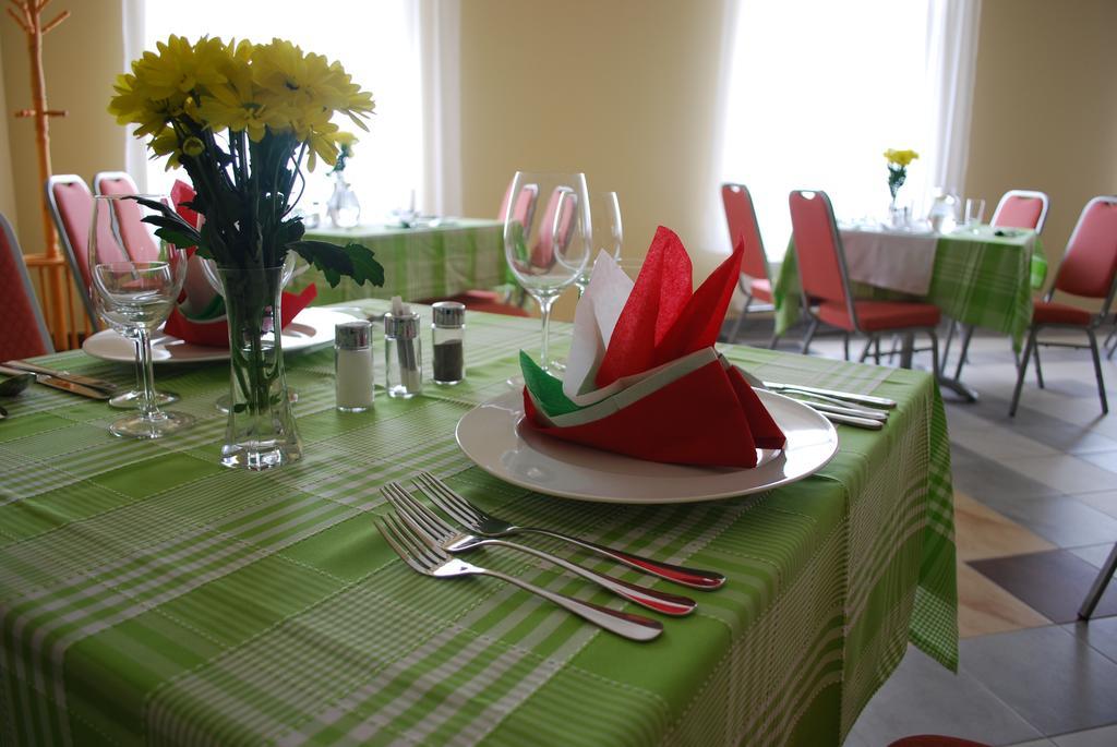 Aranytal Panzio Bed and Breakfast Komárom Eksteriør billede