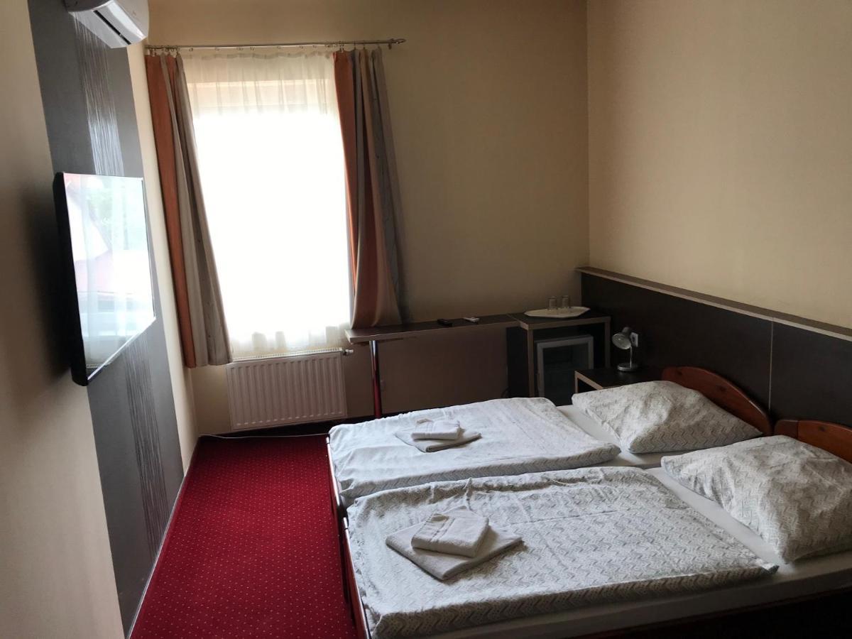 Aranytal Panzio Bed and Breakfast Komárom Eksteriør billede